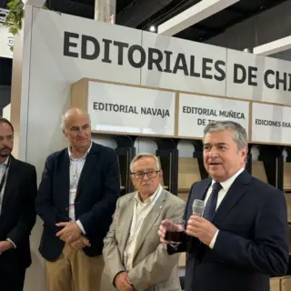 Feria Liber Barcelona

Hemos tenido unos días intensos en la feria @ferialiber. Junto al resto de la delegación de editores que representamos a Chile, nosotros aportamos con nuestros libros a la cultura de nuestro país. 🥰

Como dijo Federico García Lorca en su «Alocución al pueblo de Fuente Vaqueros» (1931):

¡Libros! ¡Libros! Hace aquí una palabra mágica que equivale a decir: «amor, amor», y que debían los pueblos pedir como piden pan o como anhelan la lluvia para sus sementeras.

#editorialesdechile #chile #nautacolecciones #narrativagrafica