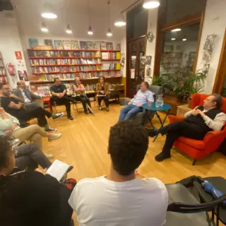 ¡Hola, cómo están!

Les dejamos algunas imágenes de la presentación del viernes 2 de Octubre de la edición española del libro Historia del Cómic en Chile, en la preciosa librería @documentabcn. Y junto a nosotros estuvo, por supuesto, Kiko Sáez de @edmarmotilla, el autor @moises.hasson, y fuimos honrados también con la presencia de Eduardo Silva, @cgchilebcn. También nos encontramos con amigas y amigos como @panchulei y Liam Grunsky. Igualmente agradecemos a todas y todos quienes nos acompañaron. ¡Una nueva jornada que nos llena de satisfacción difundiendo el cómic chileno!

Agradecimientos especiales a @ericdelarcocristia y @documentabcn.

#historiadelcomic #comicchileno #Chile #nautacolecciones #narrativagrafica